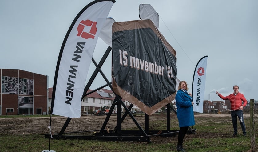 <p>De onthulling van het bouwbord. Foto: Tjeerd Derkink. </p>