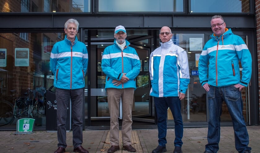 <p>Enkele vrijwilligers/bestuursleden Ab Hakkert, Bernard Feddes, Ludo Wilders en Björn Tempertvan die zich op heel diverse vlakken in zetten voor een veilig(er) verkeer in de gemeente Hellendoorn. (Foto: Chris Bos)</p>