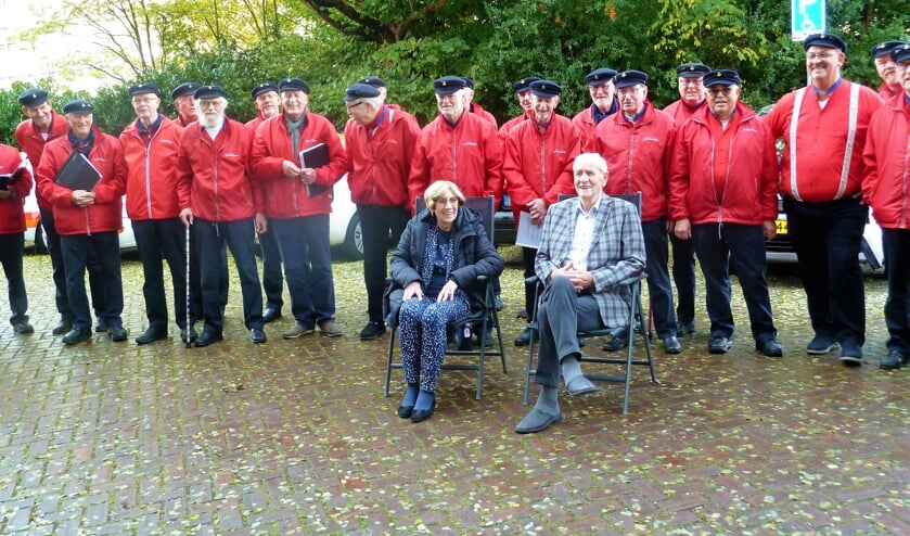 <p>Shantykoor De Oostvaarders heeft een aubade gebracht aan het oudste lid Anton Standler die al zestig getrouwd is met Tonny.</p><p><br></p>