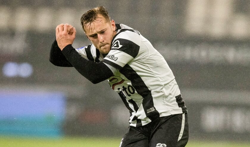 <p>Kaj Sierhuis viert zijn treffer tegen Fortuna Sittard in Erve Asito. (Foto: NESimages)</p>
