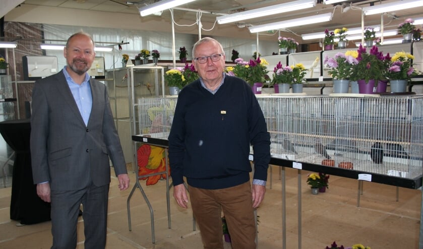 <p>Burgemeester Welman mocht de Bondsspeld overhandigen aan EOVV'er Willem Bruns</p>