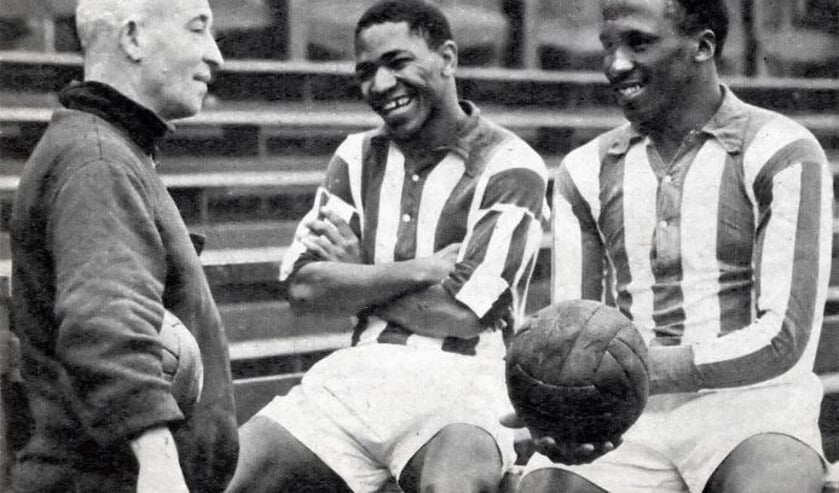 <p>Steve Mokone en Darius Dhlomo verrijkten het voetbal in Nederland. . </p>