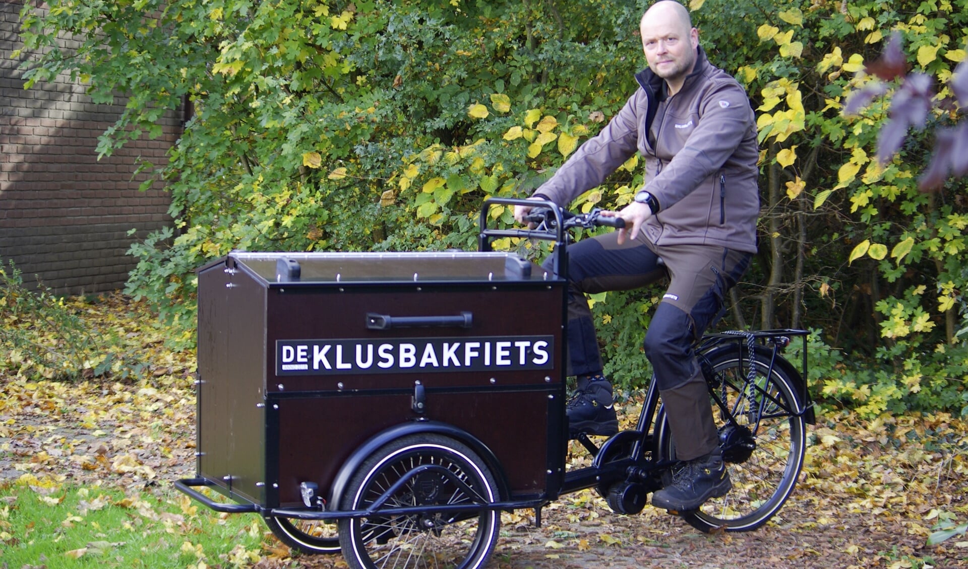 Bennie Haveman fietst met zijn Klusbakfiets door Enschede voor klussen groot en klein.