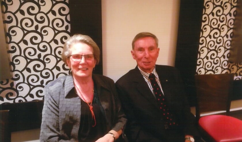 <p>Max van den Bergh (83) en Jennie van den Bergh-Jansen (80) werden telefonisch gefeliciteerd door burgemeester Hofland met hun diamanten huwelijk.</p>