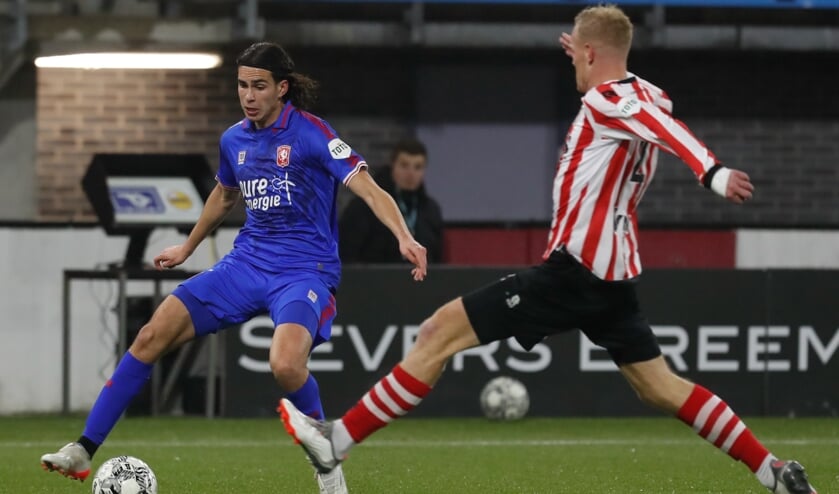 <p>Ramiz Zerrouki aan de bal op Spangen tegen Tom Beugelsdijk van Sparta. (Foto: FC Twente Media/Bas Everhard) </p>