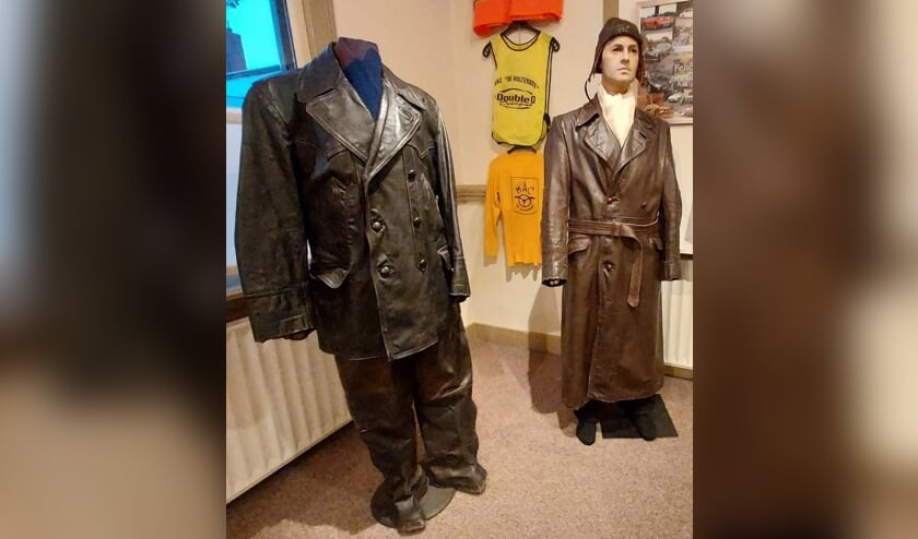 <p>Bij de expositie '75 jaar M.A.C. de Holterberg zijn onder meer wedstrijdbekers, nostalgische zwart-wit foto’s en motorkleding te zien. </p>