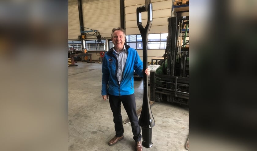 <p>Stadsbeiaardier Hylke Banning met zijn 'instrument' - de klepel van de nieuwe luidklok die afgelopen jaar geplaatst werd.</p>