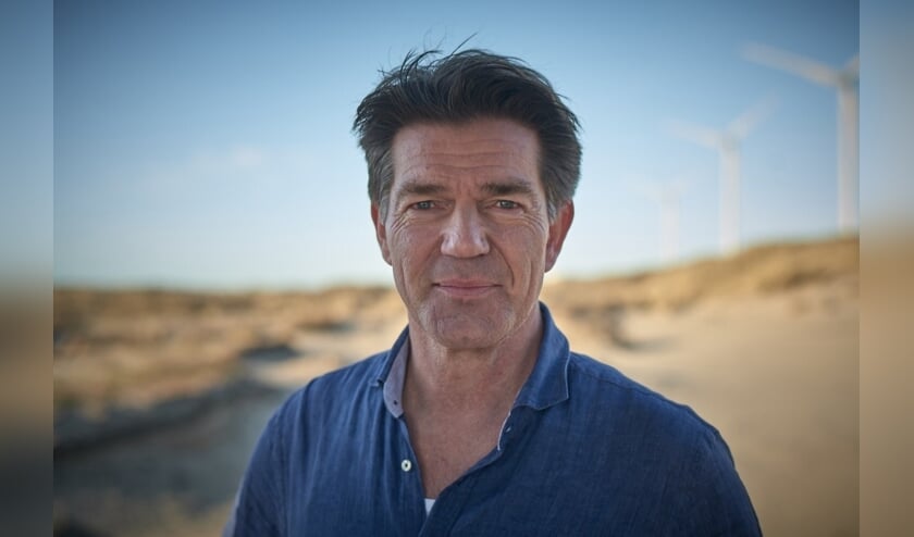 <p>Twan Huys geeft in lezing in de bieb.</p>