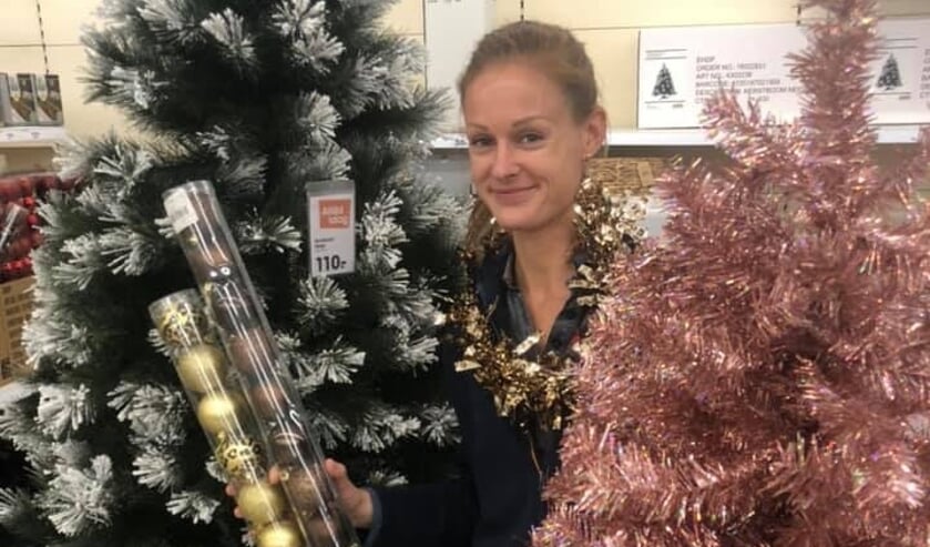 <p>Een kunstkerstboom wordt uitgezocht op de Woonboulevard in Almelo terwijl Sinterklaas zijn intocht maakt.</p>
