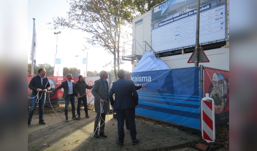 <p>Het bouwbord bij de bouwput van het nieuwe zwemcomplex werd door onder anderen wethouder Jan Aanstoot verricht. </p>