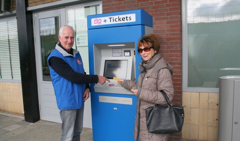 <p>OV-ambassadeur Hans Kolmschot geeft uitleg op het treinstation in Oldenzaal.</p>