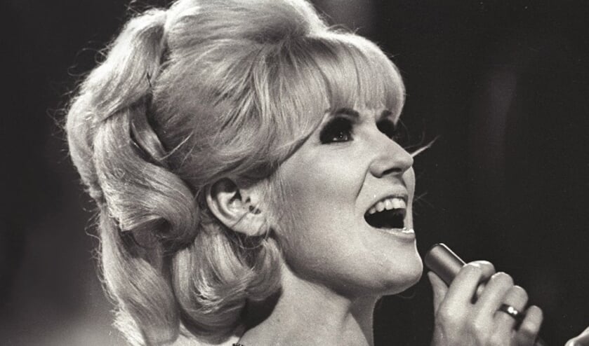 <p>Petula Clark en Cilla Black komen voorbij in de bieb.</p>