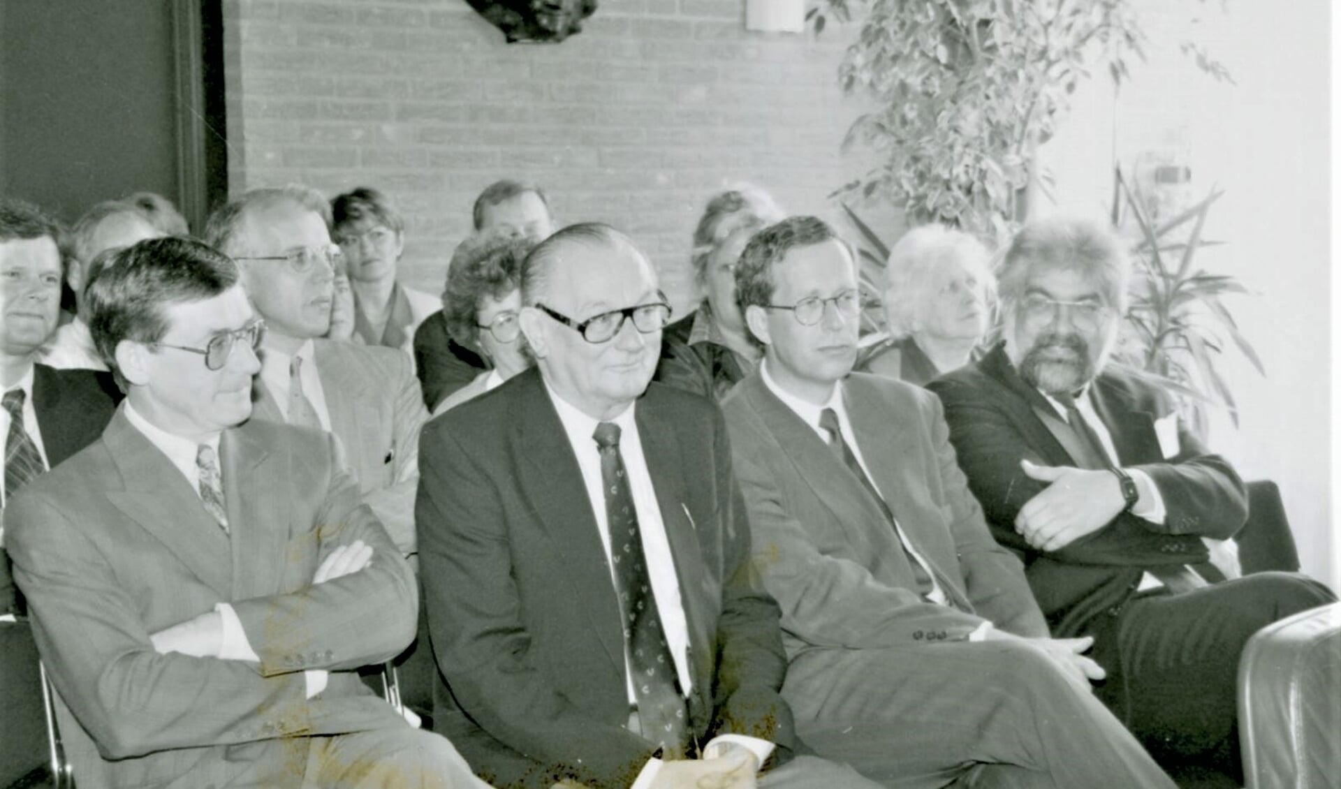 In de Havezate Kroniek staat een verhaal over oud-Rijssenaar Wim ten Berge (voorste rij, tweede van links), oprichter van GemeenteBelang Holten, in het Holtense gemeentehuis.