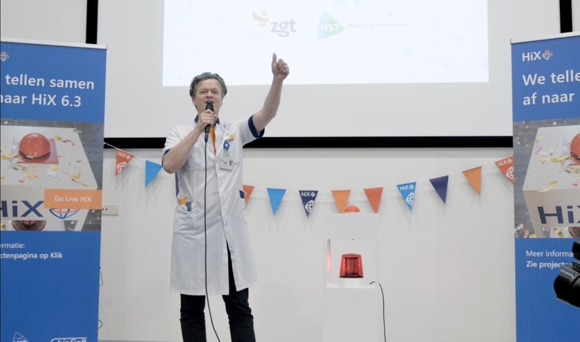 <p>Wolter Odding van ZGT steekt zijn duim op voor een gegevensuitwisseling met het MST. ''Dit komt de behandeling van een patiënt ten goede.''</p>