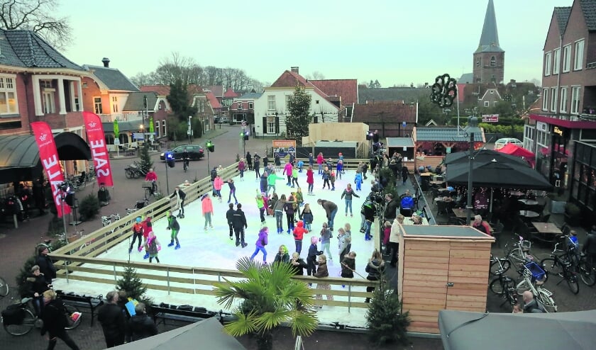 <p>Dolle pret voor de Bornse kinderen op het ijs in 2019 Foto: Archief</p>
