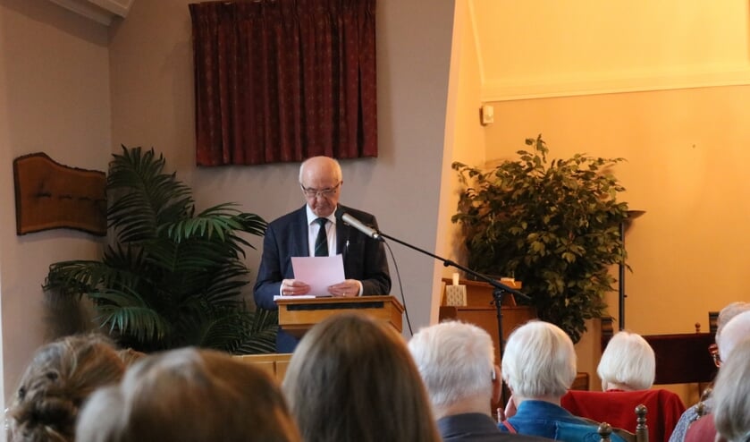 <p>Roel Bartels leest met groot succes zijn verhalen voor in de Johanneskerk in Twekkelo.</p>