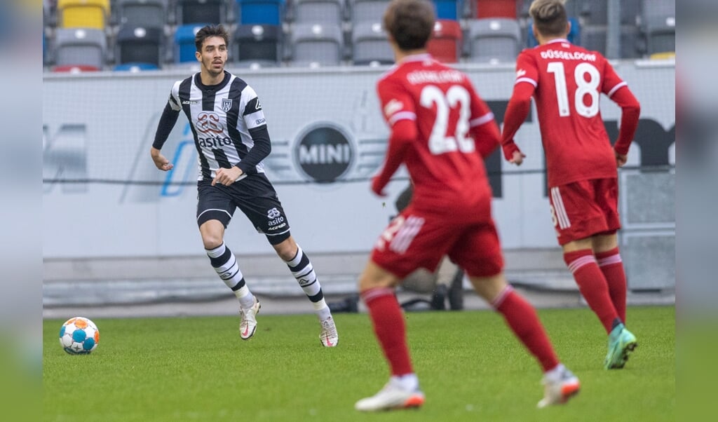 Sven Sonnenberg aan de bal tegen Fortuna Düsseldorf in de Esprit Arena. (Foto: NESimages)