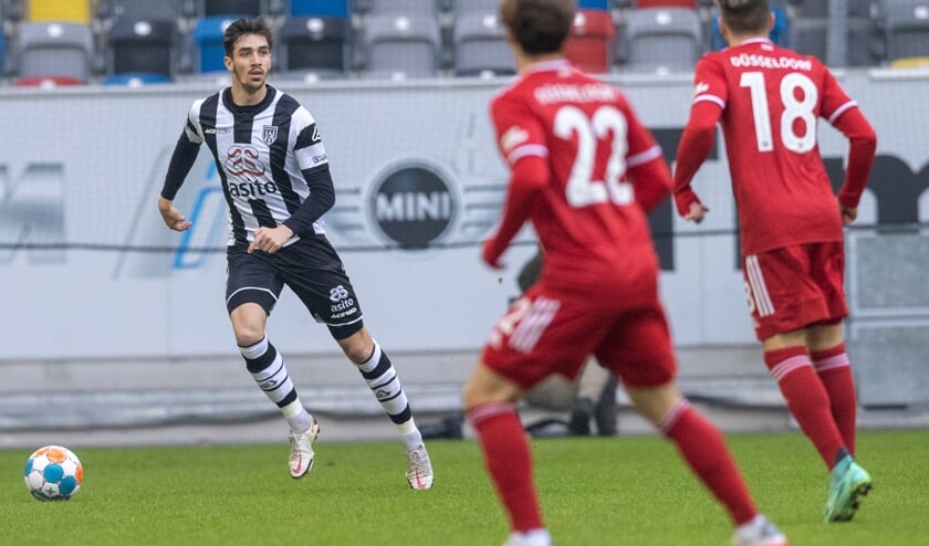 <p>Sven Sonnenberg aan de bal tegen Fortuna Düsseldorf in de Esprit Arena. (Foto: NESimages)</p>
