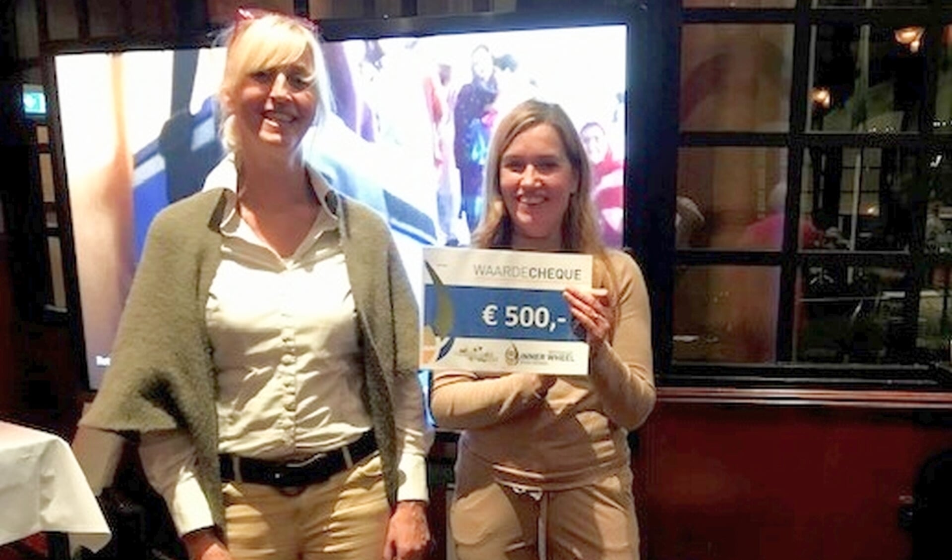 Een cheque van 500 euro is overhandigd aan Sandra ter Horst en Ingrid Grobben van Verjaardag in de Maak. Een cheque van 1.500 euro krijgt Patricia Verbruggen van Stichting Leergeld Almelo.