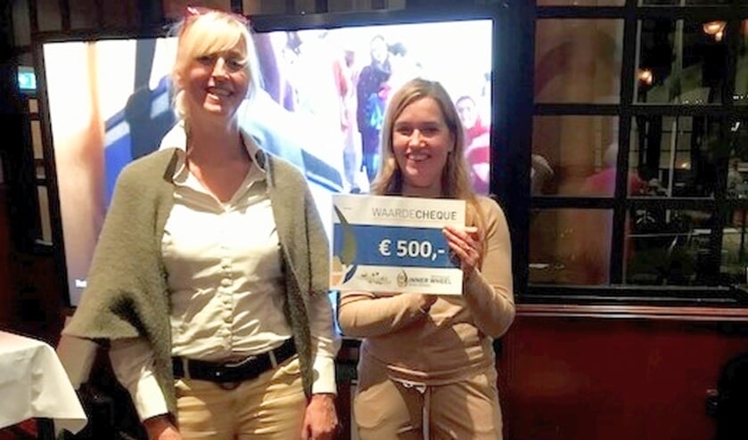 <p>Een cheque van 500 euro is overhandigd aan Sandra ter Horst en Ingrid Grobben van Verjaardag in de Maak. Een cheque van 1.500 euro krijgt Patricia Verbruggen van Stichting Leergeld Almelo.</p>