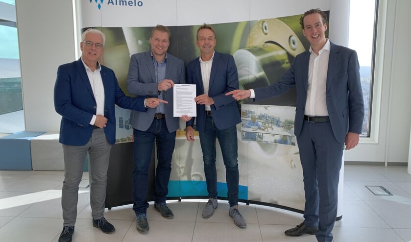 <p>Penningmeester Jan Grob, voorzitter Mark Niemeijer, secretaris Laurens Pouwel en wethouder Arjen Maathuis.<br><br></p>