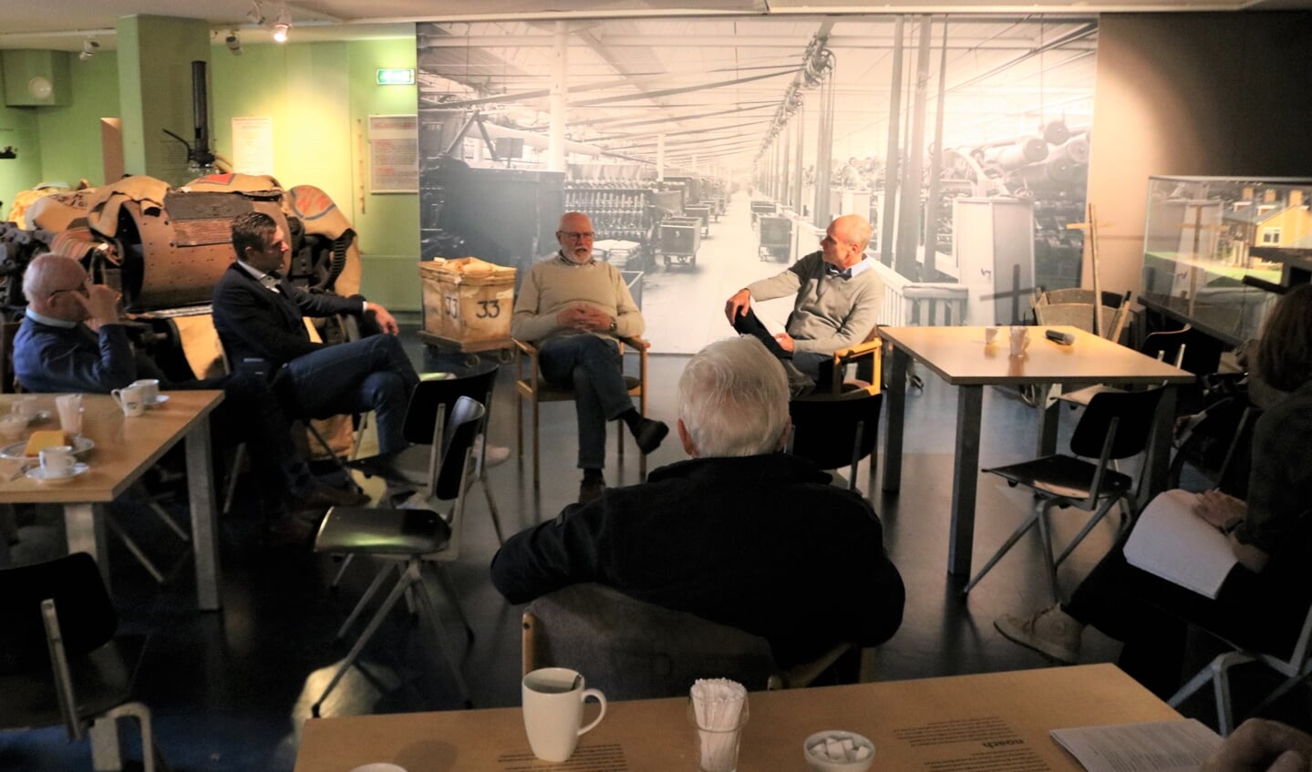 Van links naar rechts Gerrit Harbers, Erik Braamhaar, Willem Companje, Roelf Wolterink (op de rug gezien) en Marco Krijnsen.