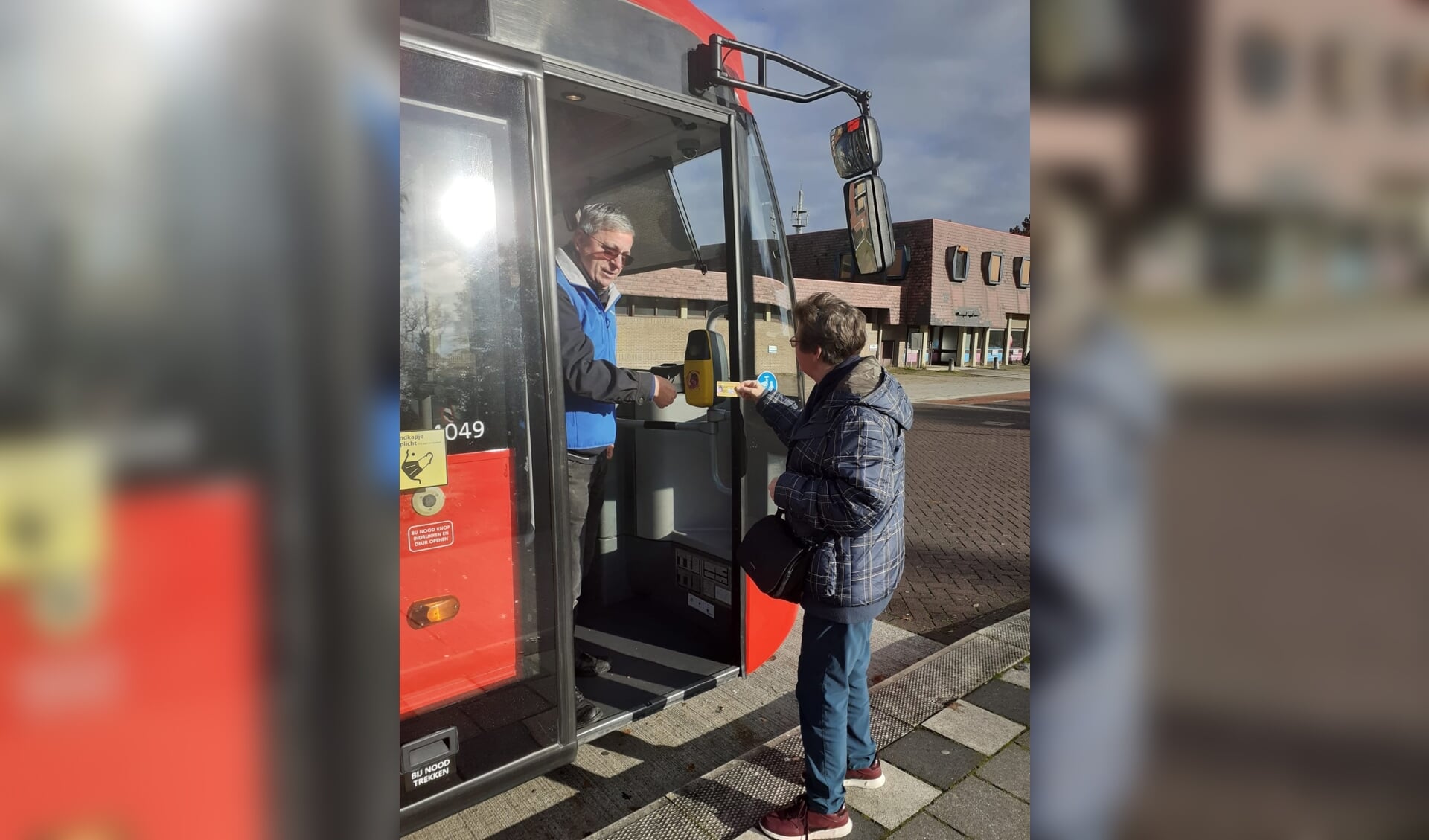 OV-ambassadeur Arjan Mengerink geeft uitleg over het inchecken in de bus.