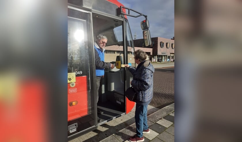 <p>OV-ambassadeur Arjan Mengerink geeft uitleg over het inchecken in de bus.</p>