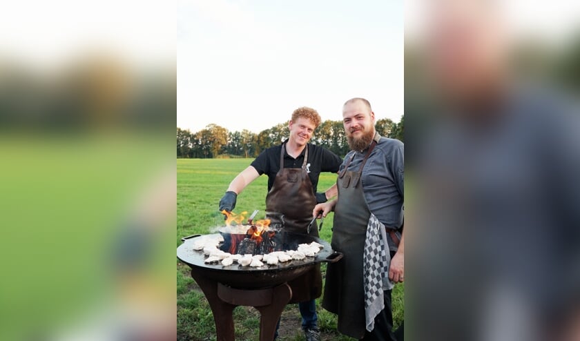 <p>Koks Robert Spenkelink (rechts) en Rob Kleinsman zijn zich al volop aan het voorbereiden, om de gasten het lekkerste wild voor te schotelen.</p>