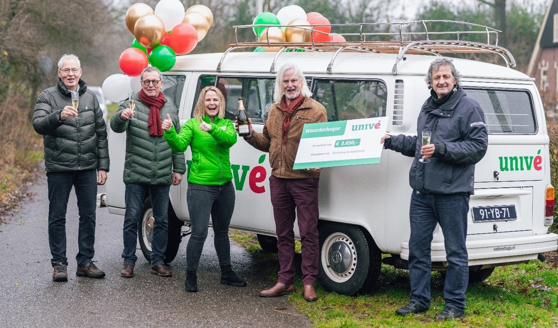 De uitreiking van de prijs: Jenne van der Velde, Ton Leusink, Ora Kok, Albert van Winden en Alex Vanhommerig.