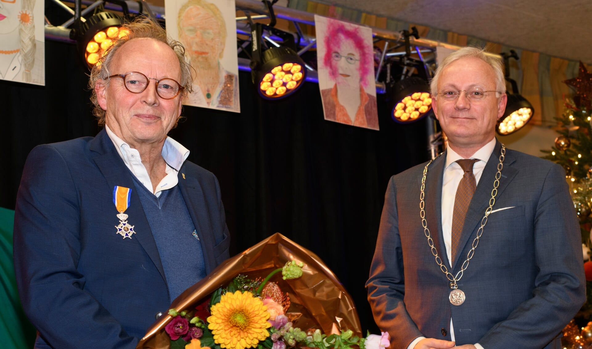 Mooie woorden waren er voor Jan Anema (links) van burgemeester Arjen Gerritsen. (Foto: Herman Wanschers)