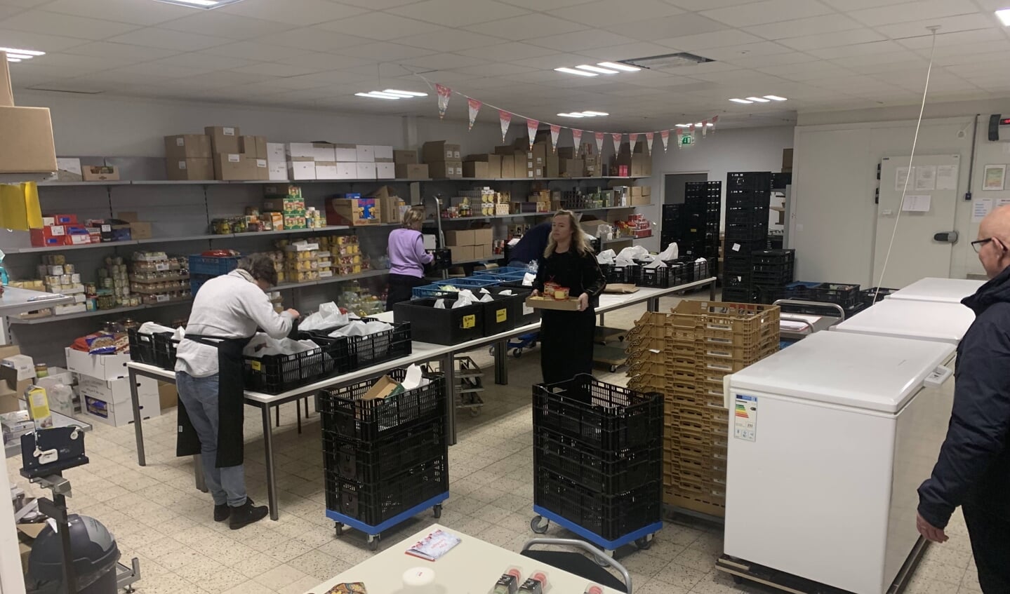 Er komt veel werk kijken bij het uitgeven van de diverse voedselpakketten en kleding.