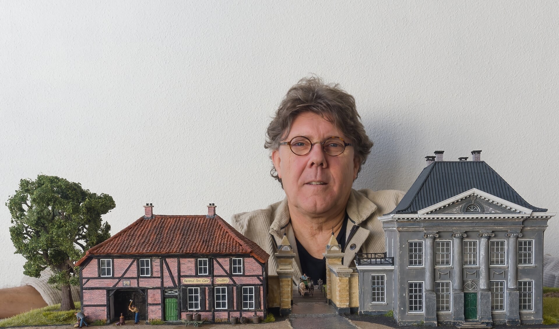 Michel Ruwe poseert bij zijn maquette van de Eschpoort. (Foto: Klaas Keizer)