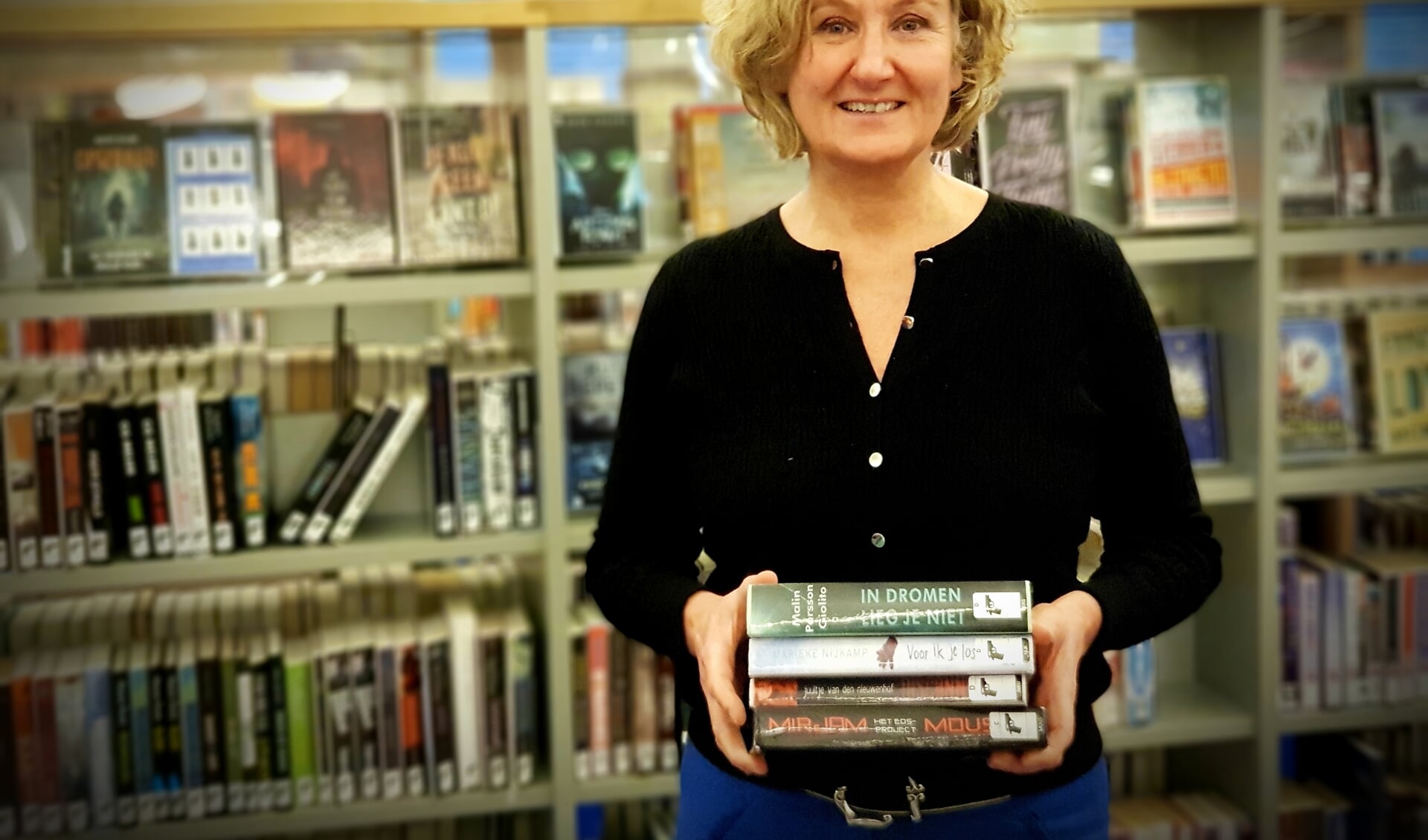Frederique: 'Wat bibliotheek Hengelo naar mijn idee onderscheidt van andere bibliotheken, is de laagdrempeligheid'. (Foto: Linda Meijer)