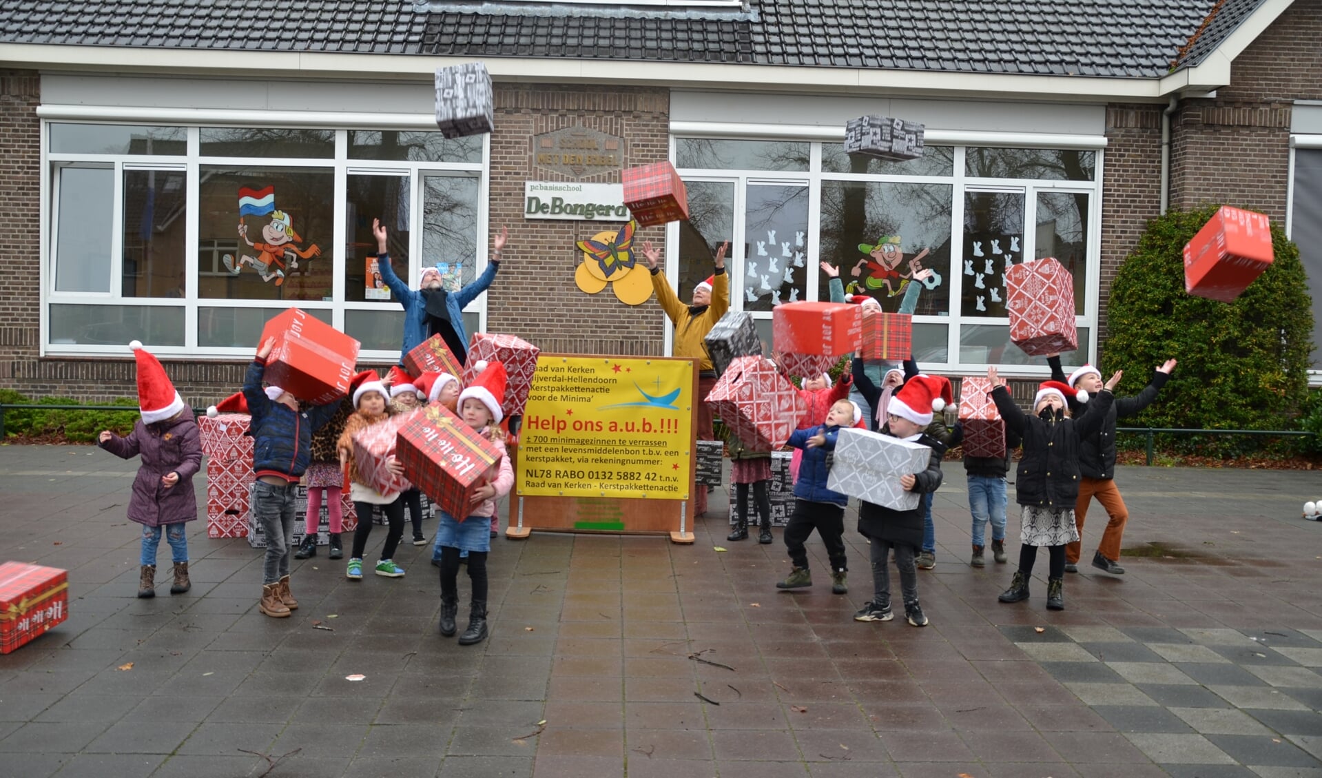 Start “Kerstpakkettenactie voor de Minima” bij de P.C. Basisschool “De Bongerd” te Nijverdal. (foto Jenne Brinks.)