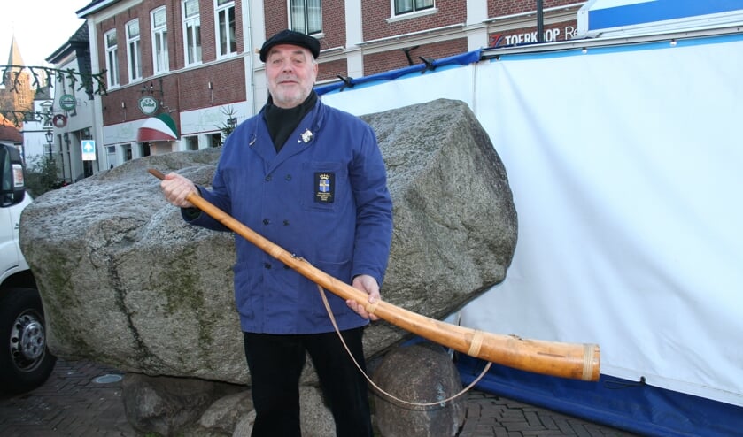 <p>Hermy Oude Velthuis bij de Oldenzaalse kei. Samen met de andere blazers houden zij de traditie van de midwinterhoorn in leven.</p>