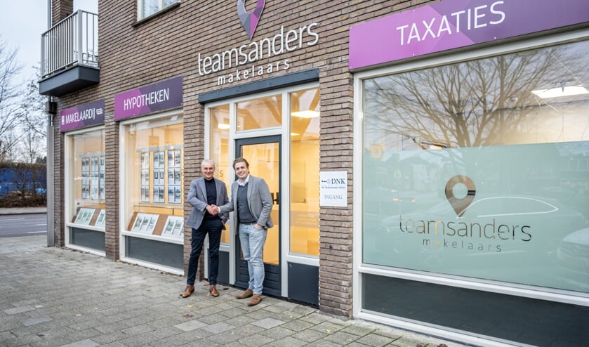 <p>Bert (links) en Joris schudden elkaar, als mede-eigenaren, enthousiast de hand en kijken vol vertrouwen de toekomst van Team Sanders Makelaars tegemoet, waarin zij verwachten hun bedrijf verder uit te breiden.</p>