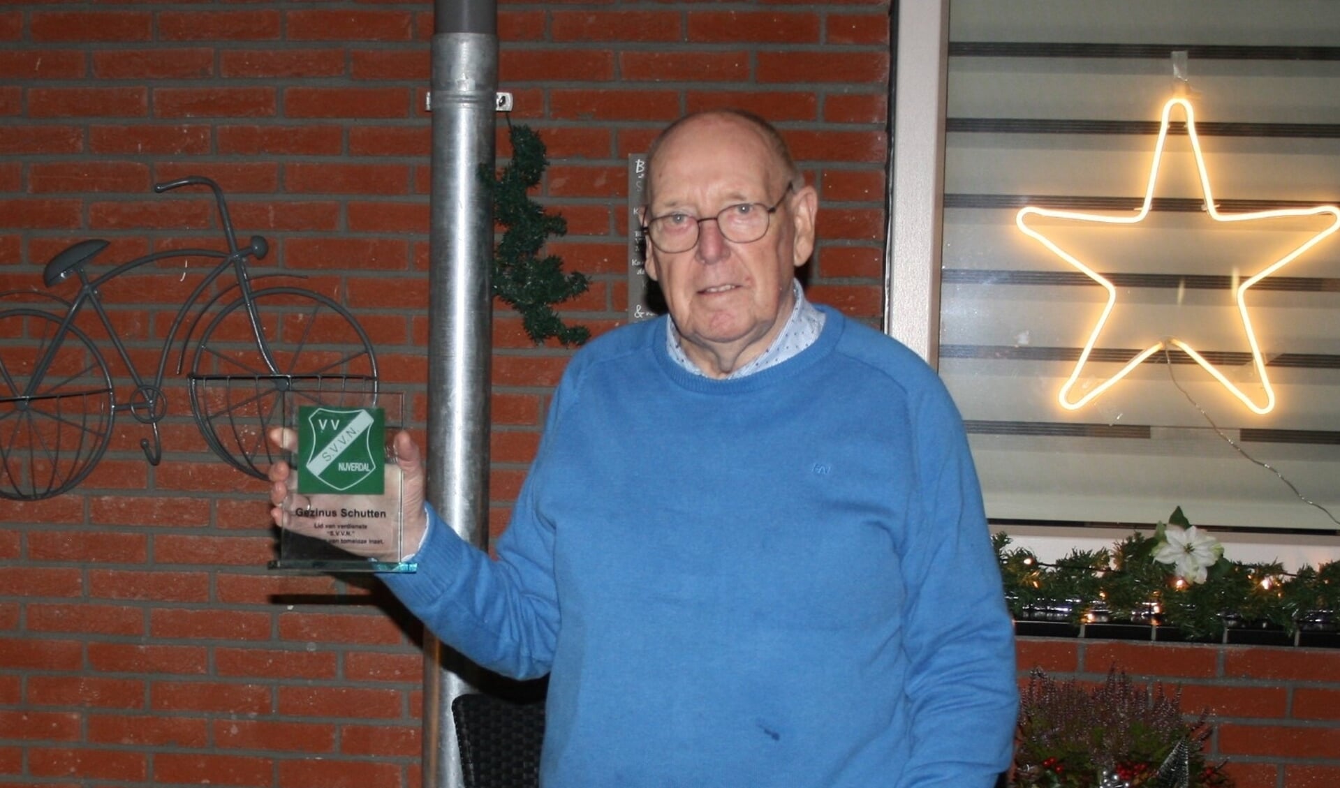 Gezinus Schutten werd benoemd tot Lid van verdienste van SVVN, de club waar hij in 1973 begon als barmedewerker.