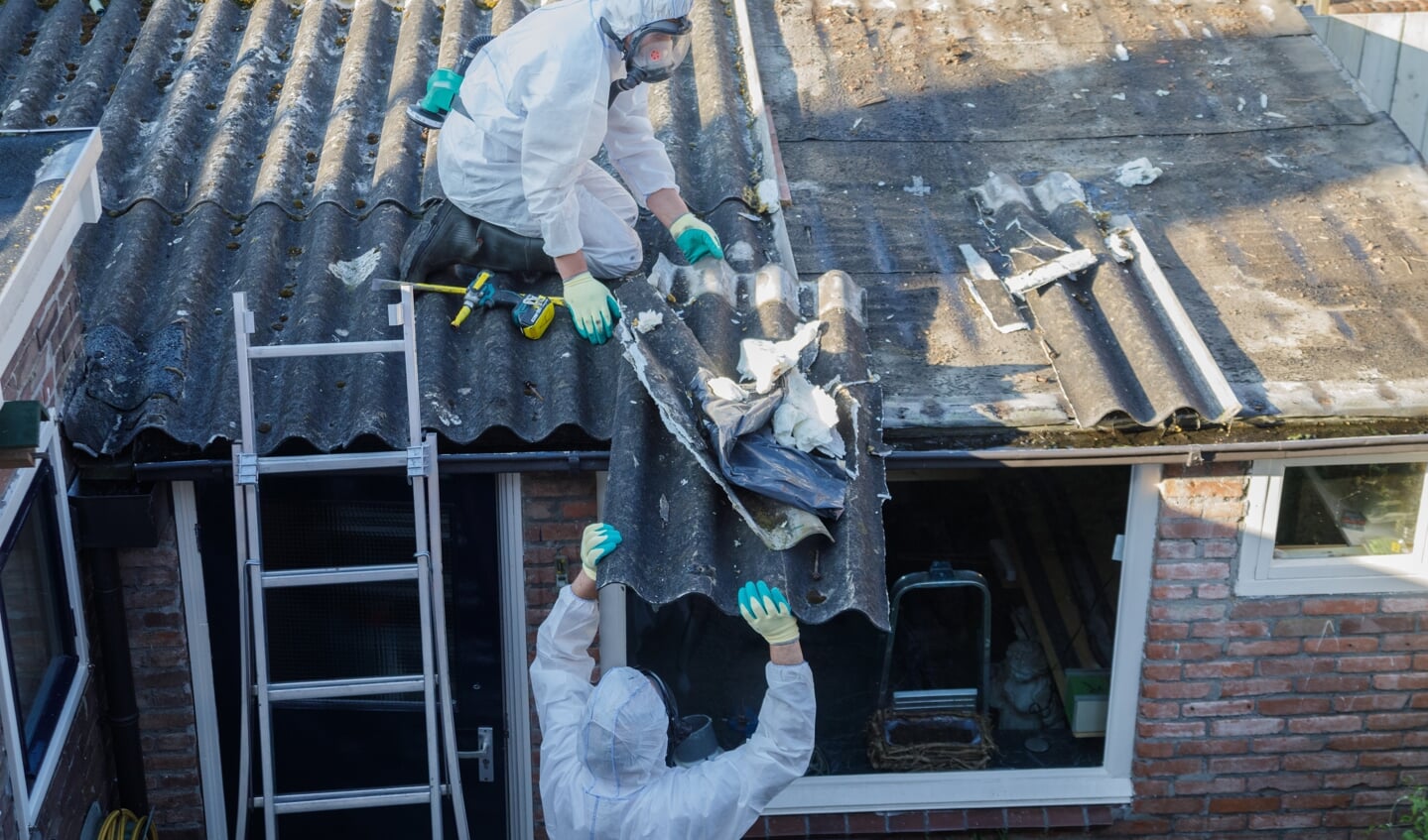 Er zit nog veel asbest in daken. Dit kan onder meer door regen in de bodem terechtkomen. 