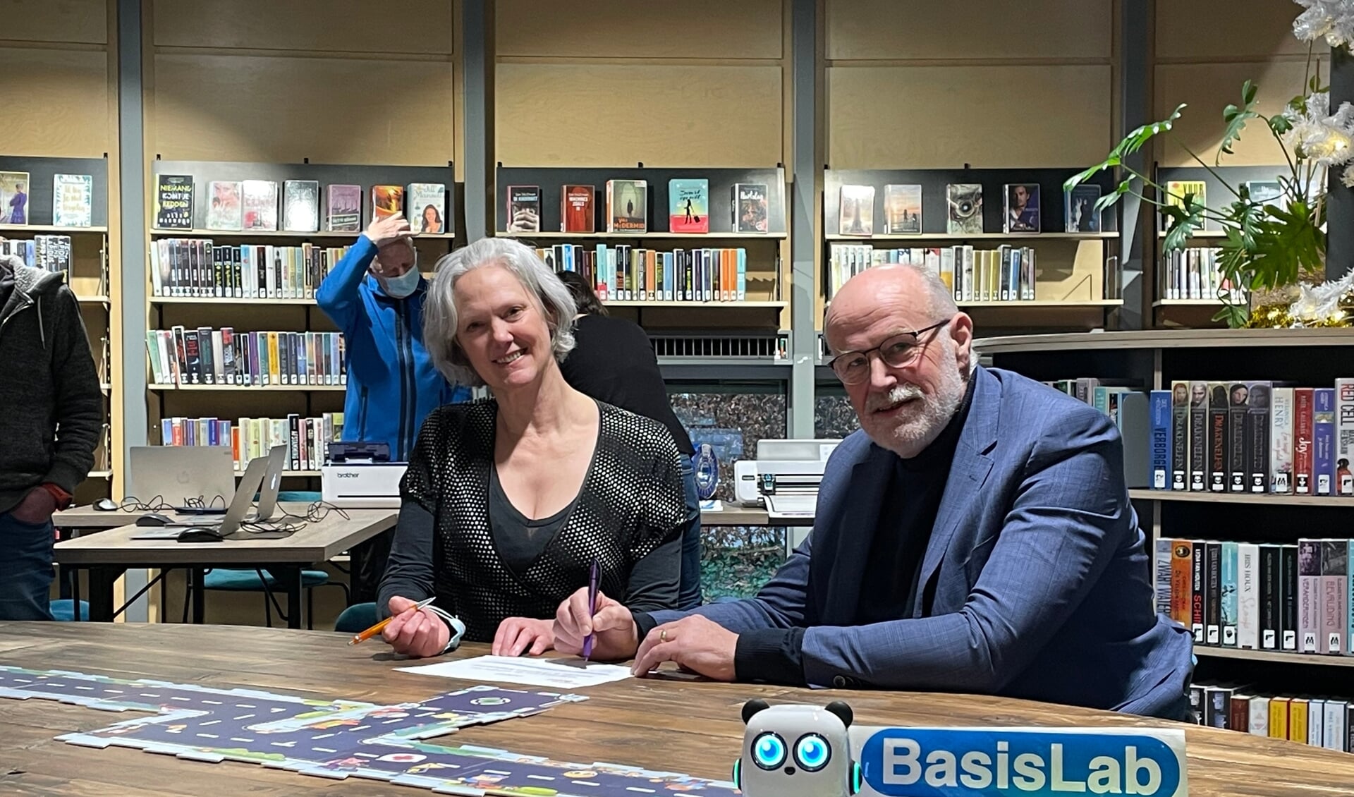  John van der Vegt (Twente Board) en Wilja Jurg (Tetem) ondertekenden in het kulturhus in Borne de overeenkomst voor de realisatie van de nieuwe BasisLabs.