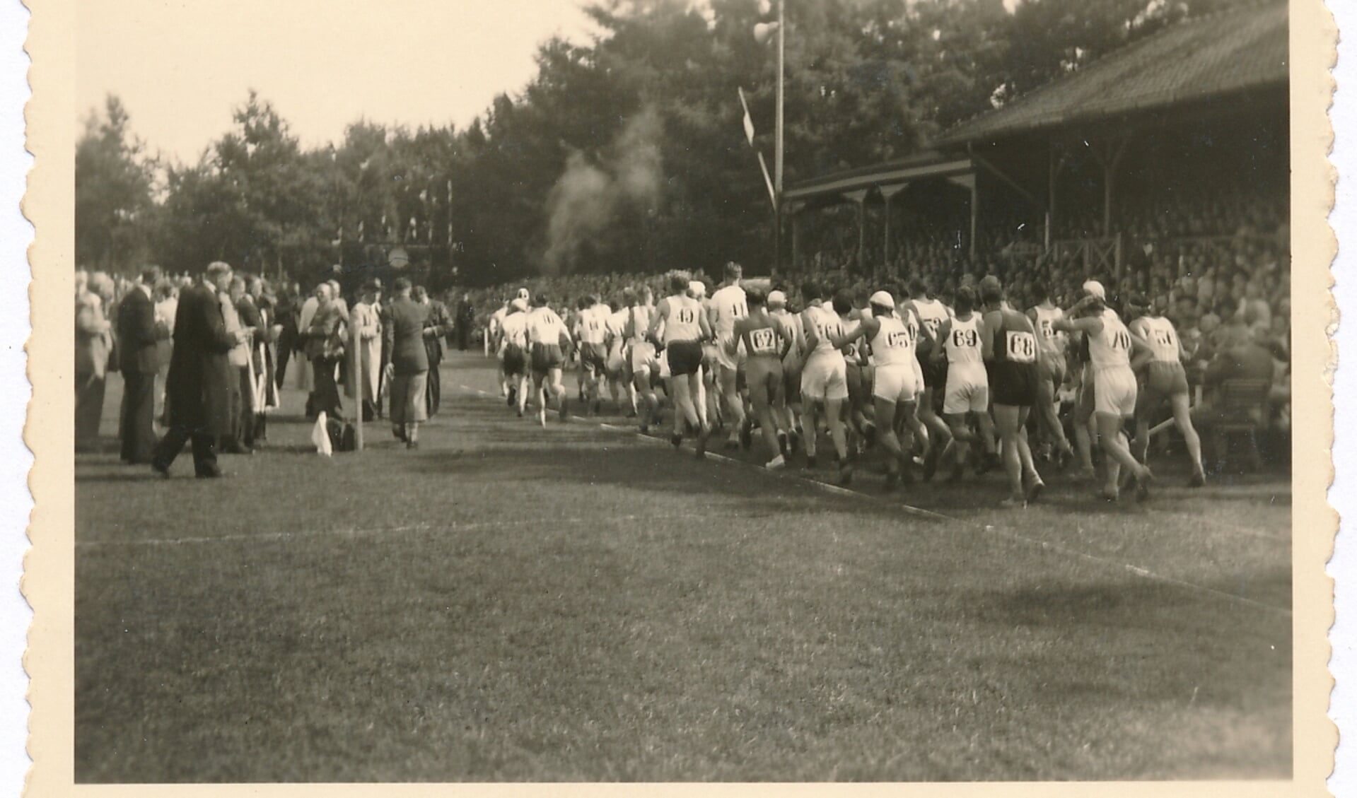 De start van de eerste marathon in Enschede in het Van Heekpark in 1947.