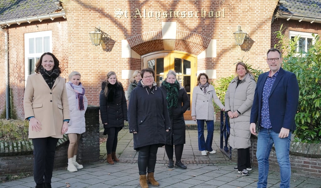 De werkgroep, met links wethouder Berning, Irma Lohuis van kinderopvang De Berderij in het midden en rechts Gerard van de Kuil.