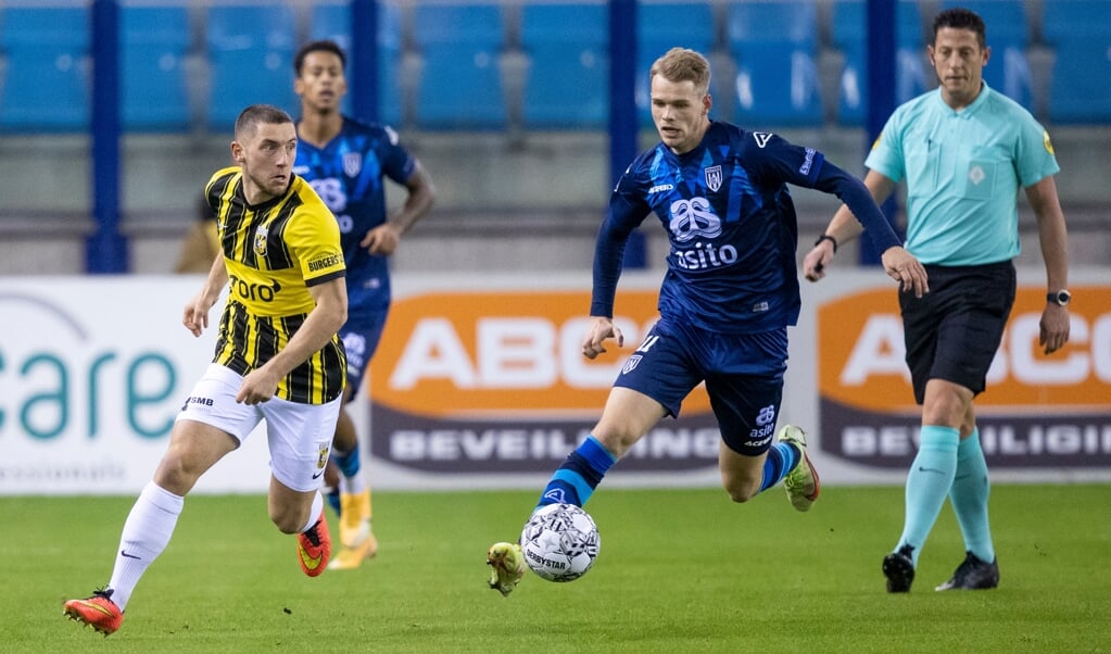 Nikolai Laursen aan de bal tegen Vitesse in de Gelredome in Arnhem. (Foto: NESimages).