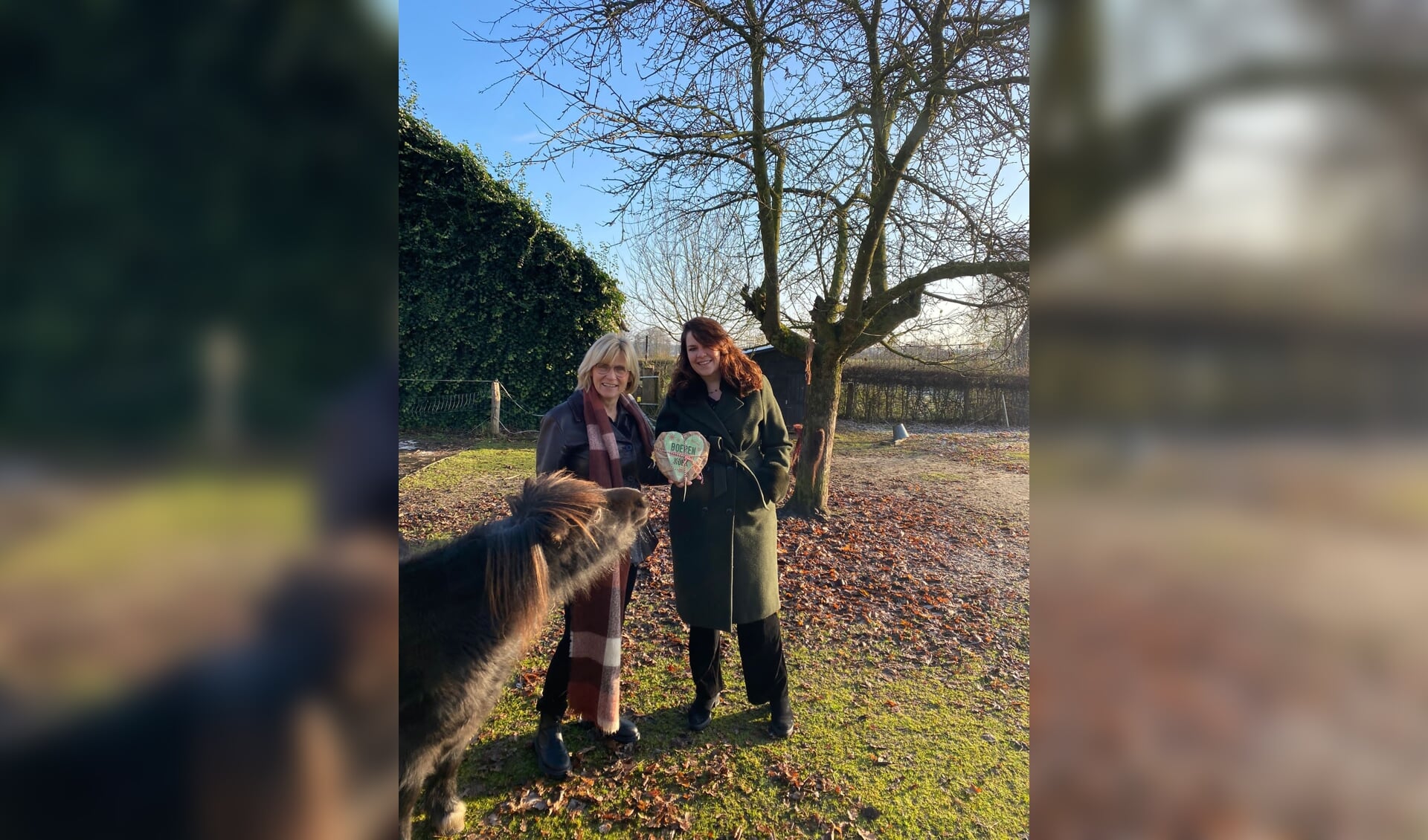 Ida (links) en Joyce met hun speciale kerstversie van de Boerenhartstochtkoek. Zelfs de pony wilde graag proeven.