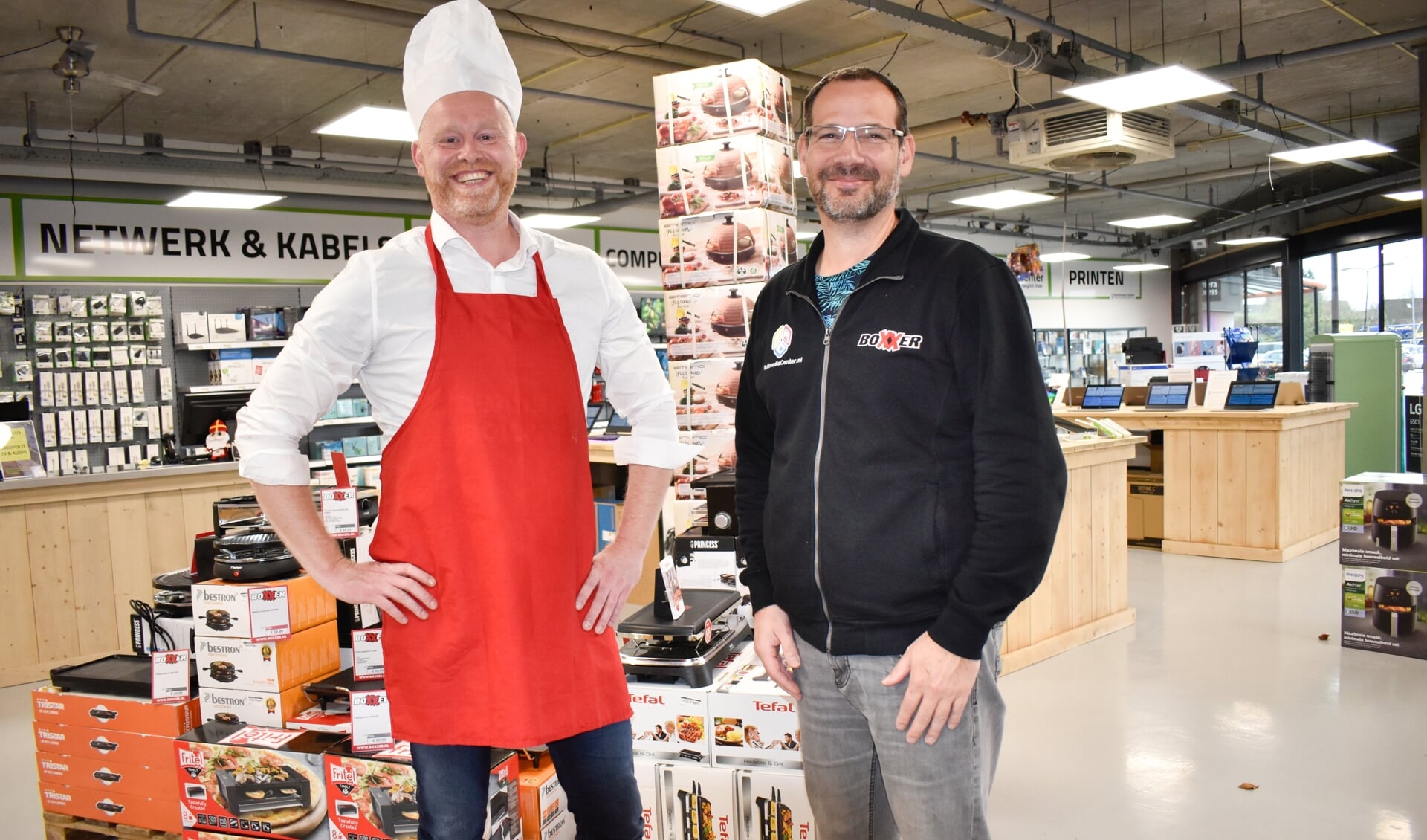 Eerste verkoper Jos Oude Egberink en eigenaar Lars Elferink van Boxxer bij de afdeling funcooking.