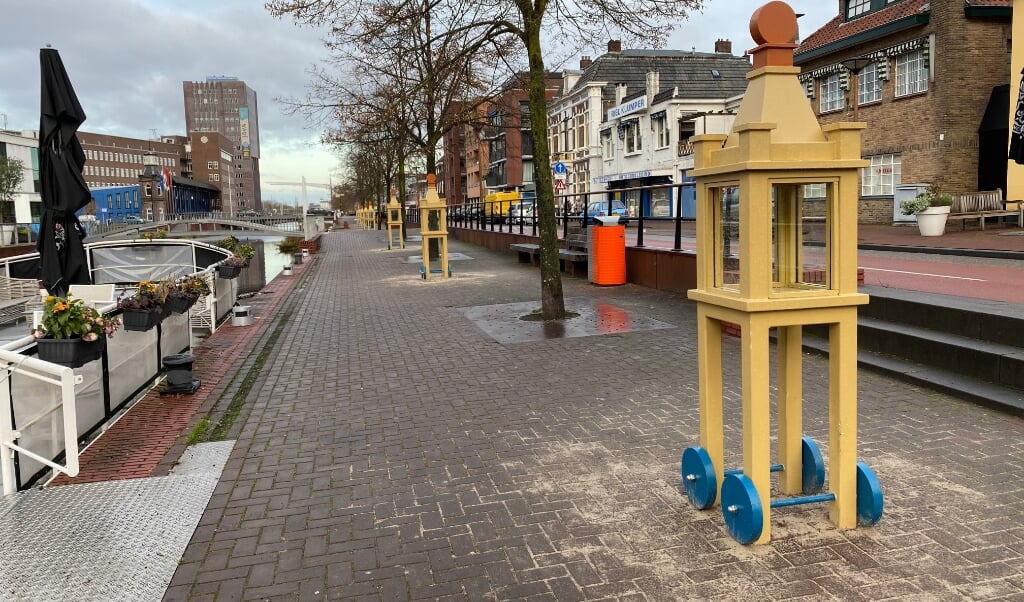 Langs de waterboulevard staan acht mini kunsttorentjes met kunstwerkjes.