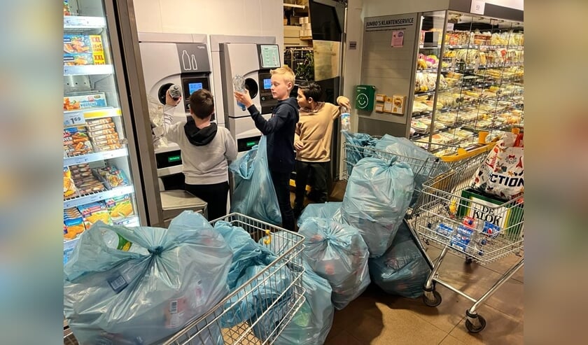 <p>Leerlingen van de Beatrixschool zamelden lege flessen in om met het statiegeld een bijdrage te leveren aan de beleeftuin van Eltheto.</p>