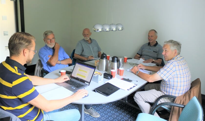 RIJSSEN - De SHOR met van links naar rechts voorzitter Kees Jansen, Gerrit Kraa, Karel van der Meer, Wim ter Harmsel en Gerrit ten Wolthuis.