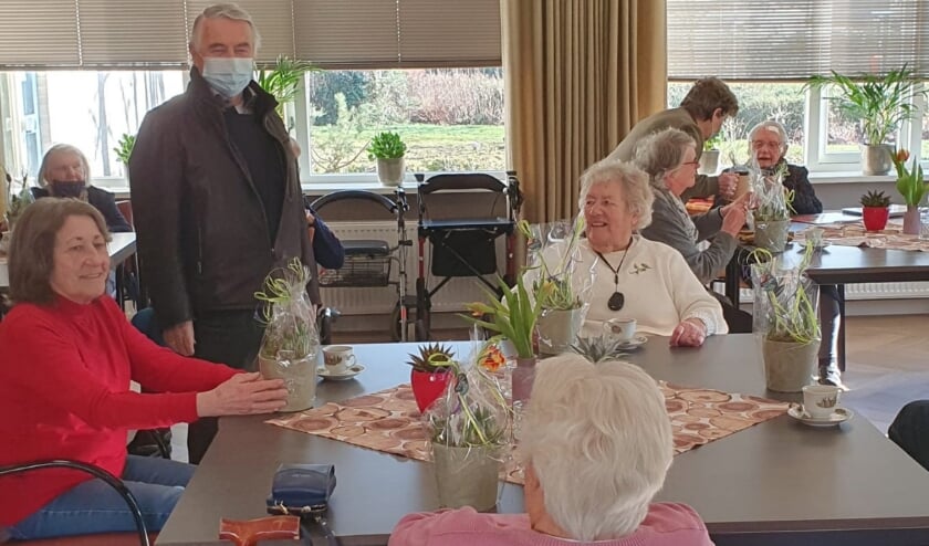 Bezorging bloembakjes bij kruispunt Franje in Diepenheim.