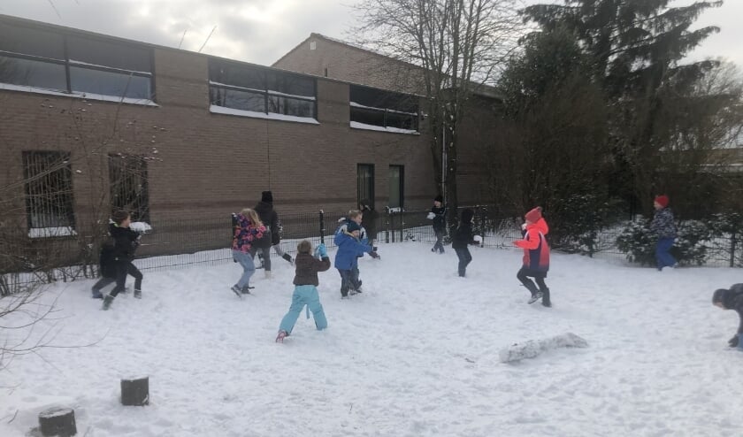 Leerlingen Constantijnschool in de sneeuw